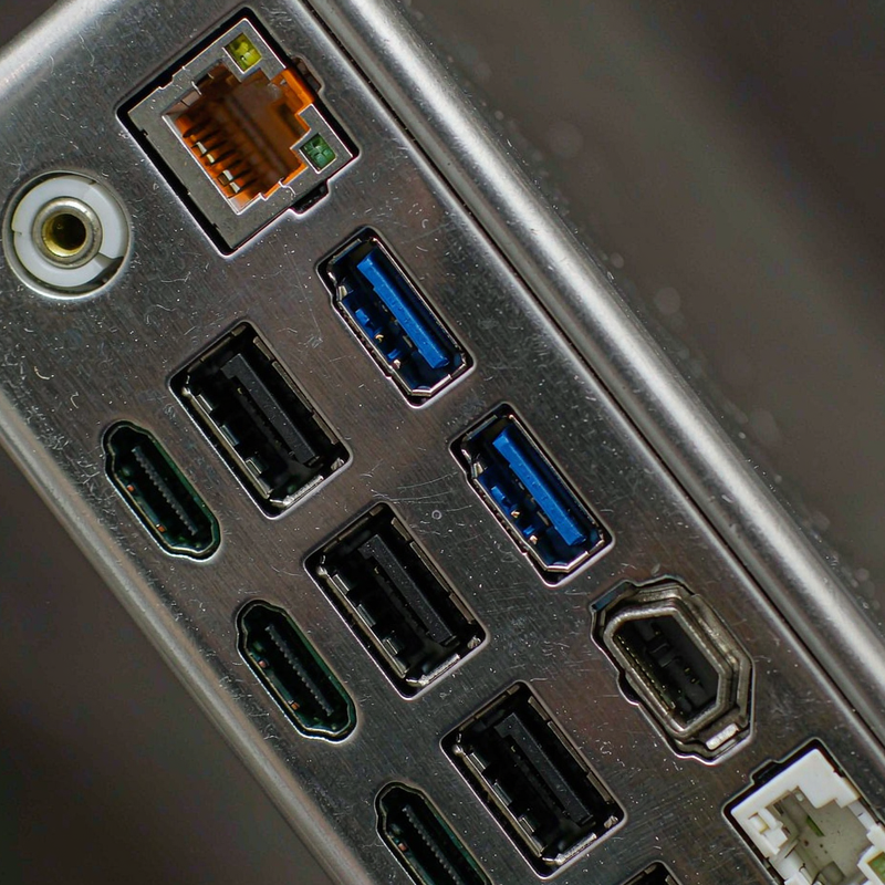 Rear port array of the WAVLINK DisplayLink docking station