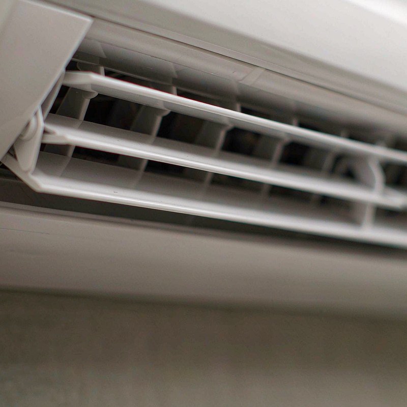 Detail view of the DELLA Vario Series 36,000 BTU 3 Ton 19 SEER2 Ductless Mini Split AC, Pre-Charged Heat Pump,