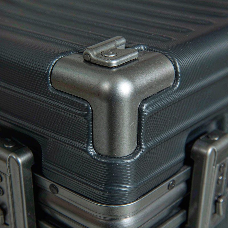 Detail view of the Krute Zipperless Luggage Set 2 Pieces Aluminum Frame Hard Shell Suitcases